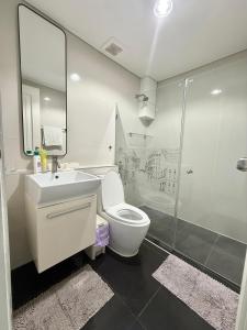 プーケットタウンにあるThe Regent Kamalaのトイレ、洗面台、シャワー付きのバスルーム