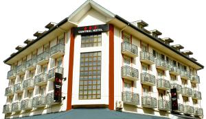 卡宴Central Hotel Cayenne的侧面有标志的建筑物