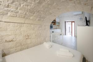 a white room with a stone wall at Casa Nathan in Casamassima