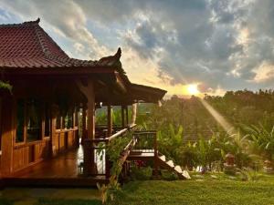 PenebelにあるRumah Pacungの夕日を背景にした展望台 +17枚の写真