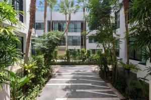 プーケットタウンにあるThe Regent Kamalaの椰子の木が茂る建物の中庭を通る通路