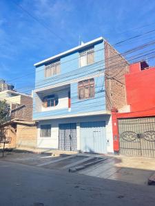 a blue and white building on the side of a street at Habitaciones privadas para alojamiento en Ica, Perú in Ica