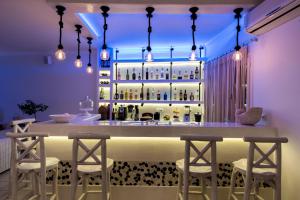 um bar com dois bancos e uma mesa num quarto em Dream Island Hotel em Fira