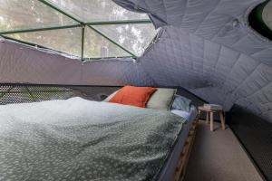 Postel nebo postele na pokoji v ubytování Glamping Escape Prague with Hot Tub and Vysehrad Castle View
