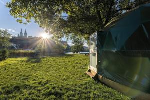 Zahrada ubytování Glamping Escape Prague with Hot Tub and Vysehrad Castle View