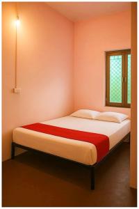 un letto grande in una stanza con una finestra di Hotel Ganesh Pashu-Patinath inn Gorakhpur AC OR NON AC ROOM UP a Gorakhpur