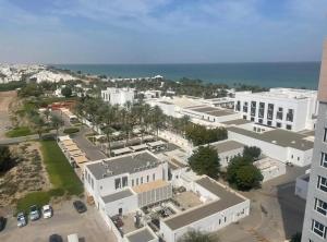 una vista aérea de una ciudad con el océano en 2 Bedroom Apartment, en Mascate 2 fotos más