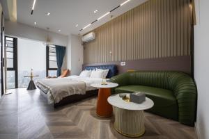 1 dormitorio con cama, sofá y mesas en Guilin Run Homestay丨China Resources MixC Store丨, en Guilin