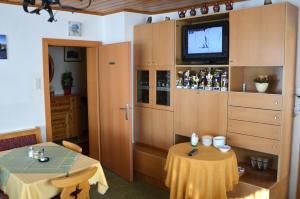 TV a/nebo společenská místnost v ubytování Haus Dachstein Schnitzer