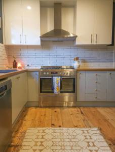 Η κουζίνα ή μικρή κουζίνα στο Cosy Hills Retreat +2 φωτογραφίες