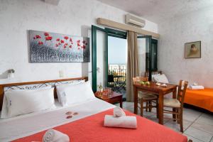 een hotelkamer met een bed, een bureau en een slaapkamer bij Erofili Apartments in Chersonissos