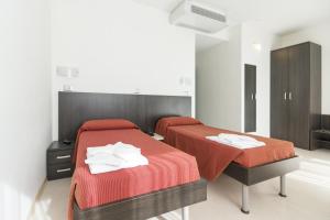 Postel nebo postele na pokoji v ubytování Hotel Sharing + 37 fotografií