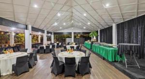 Ein Restaurant oder anderes Speiselokal in der Unterkunft Orator Hotel 