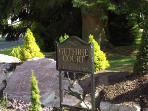 una señal para una corte en un jardín en Gleneagles Lettings en Auchterarder