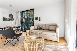 Χώρος καθιστικού στο Bangalay Villa 15 just Steps from Seven Mile Beach +16 φωτογραφίες