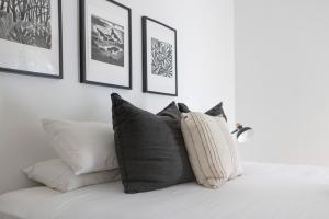 Ένα ή περισσότερα κρεβάτια σε δωμάτιο στο Bangalay Villa 15 just Steps from Seven Mile Beach
