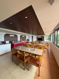 a dining room with tables and chairs in a restaurant at Hotel Park Plaza in Panaji