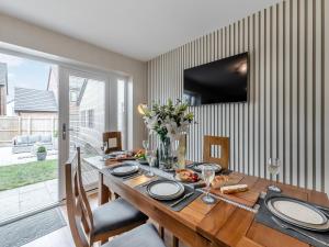 TV a/nebo společenská místnost v ubytování Sea Glass