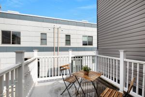 Un balcón con una mesa y sillas y un edificio. en Luxury 3br Townhome - Northern Liberty, en Filadelfia