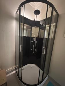 Ένα μπάνιο στο Tunnelmallinen Karsikon kansakoulu - jaettu kylpyhuone