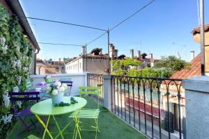 a patio with a table and chairs on a balcony at Aquamare, boutique b&b in Venice