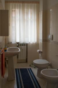 アルビソーラ・スペリオーレにあるCasa Al Mareのバスルーム(洗面台、トイレ付)、窓が備わります。