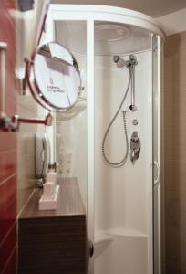 y baño con ducha, lavabo y espejo. en Alexandros Boutique Hotel, en Nauplia