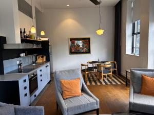 een keuken en eetkamer met een tafel en stoelen bij THE DEVLIN APARTMENTS 2 Bedroom Apartment near GMHBA stadium in Geelong - G04 in Geelong