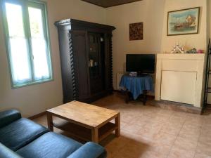 TV a/nebo společenská místnost v ubytování La Cordelière de St Hilaire