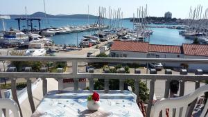 een uitzicht op een jachthaven met een kip op een tafel bij Apartments Marina View in Vodice