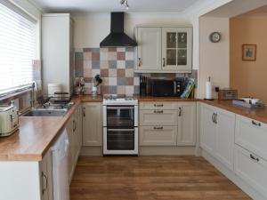 Nhà bếp/bếp nhỏ tại Kittiwakes