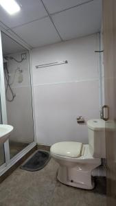 Un baño blanco con inodoro y ducha. en Harmony Hideaway Villa-Seeduwa, en Seeduwa