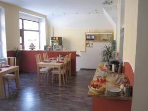 een keuken en eetkamer met een tafel en stoelen bij Hotel My Bed Dresden in Dresden