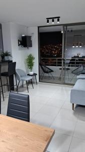 コキンボにあるDepartamento con vista al mar y cruz del tercer milenio Coquimbohouseの街の景色を望むリビングルーム