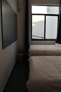 Una cama o camas en una habitación de Sanya Luyu B&B