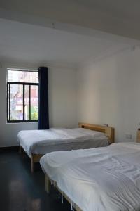 Una cama o camas en una habitación de Sanya Luyu B&B