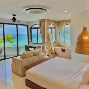 Postel nebo postele na pokoji v ubytování ENNKAI Beachfront Resort Koh Larn