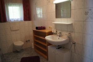 Koupelna v ubytování Haus Reiterer + 37 fotografií
