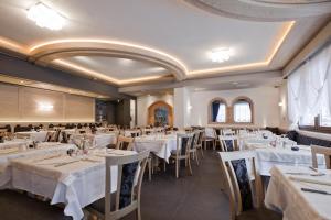 A restaurant or other place to eat at Liz Hotel & Apartments
