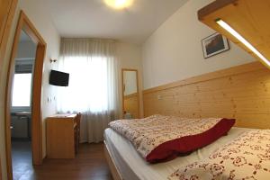 A bed or beds in a room at Liz Hotel & Apartments