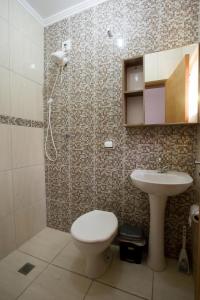 La salle de bains est pourvue de toilettes et d'un lavabo. dans l'établissement Boituhostel, à Boituva
