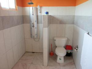 uma casa de banho com um chuveiro e um WC. em Corales Punta Rusia em Punta Rucia