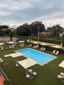 an overhead view of a pool with chairs and umbrellas at Residence San Francesco in Tirrenia
