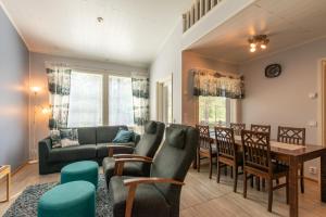 ルカにあるKotokuusi 1 - Huoneisto luonnon keskellä, sisältää siivouksen ja Wifinのテーブルとダイニングルームのあるリビングルーム