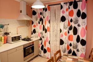 Cuisine ou kitchenette dans l'établissement Apartament on Filimonovskaya (#7)