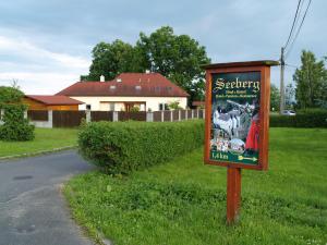 a sign in the grass next to a road at Ubytování Poustka in Františkovy Lázně