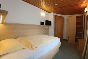 A bed or beds in a room at Liz Hotel & Apartments