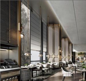 Un comedor con mesas y sillas y una involuntaria en InterContinental Changchun High Tech Zone by IHG, en Changchún