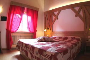 A bed or beds in a room at Liz Hotel & Apartments