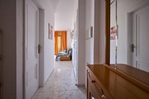 a room with a hallway with a mirror and a door at CasitaRino in Puerto de Santiago